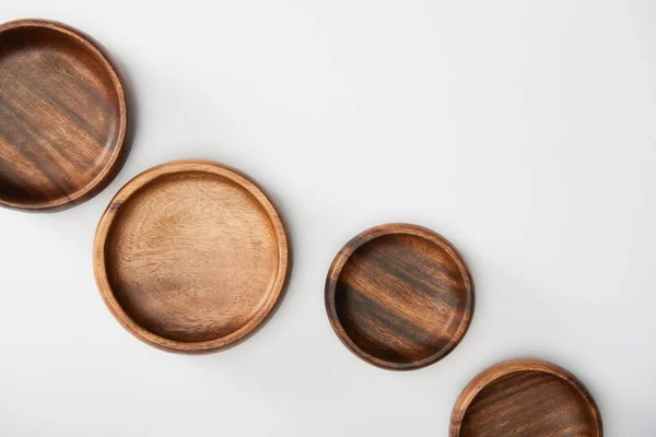 Vue de dessus des bols en bois sur fond blanc — Photo de stock