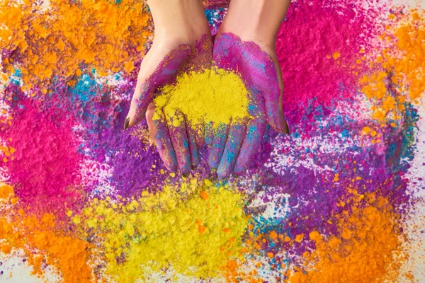 Vista recortada de la mujer y polvo de holi multicolor — Stock Photo
