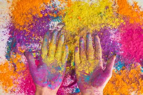 Vue recadrée de la femme avec les mains en poudre holi multicolore — Photo de stock