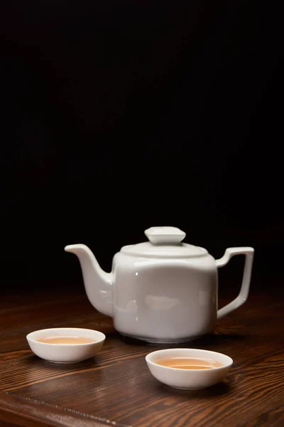 Théière et tasses à thé traditionnel chinois isolé sur noir avec espace de copie — Photo de stock