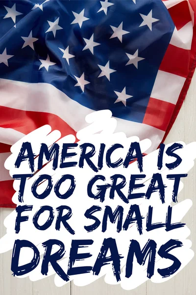 Bandera de los estados unidos con América es demasiado grande para los sueños pequeños cita en la superficie de madera blanca - foto de stock