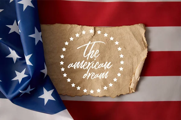 Papel enrugado vintage com as letras dos sonhos americanos e estrelas na bandeira americana — Fotografia de Stock