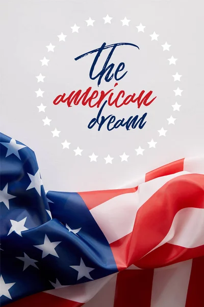 Vue de dessus du drapeau des États-Unis d'Amérique et du lettrage de rêve américain sur la surface blanche — Photo de stock