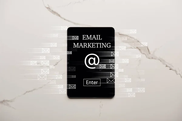 Draufsicht auf digitales Tablet mit E-Mail Marketing Illustration auf weißer Marmoroberfläche — Stockfoto