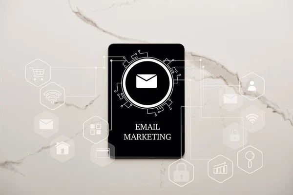 Vue du dessus de la tablette numérique avec illustration de marketing par e-mail sur la surface de marbre blanc — Photo de stock