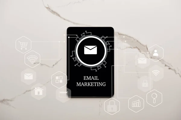 Draufsicht auf digitales Tablet mit E-Mail Marketing Illustration auf weißer Marmoroberfläche — Stockfoto