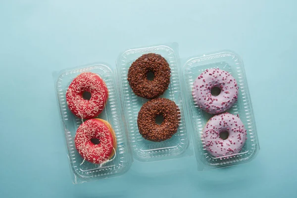 Vue de dessus des beignets savoureux sur fond bleu — Photo de stock