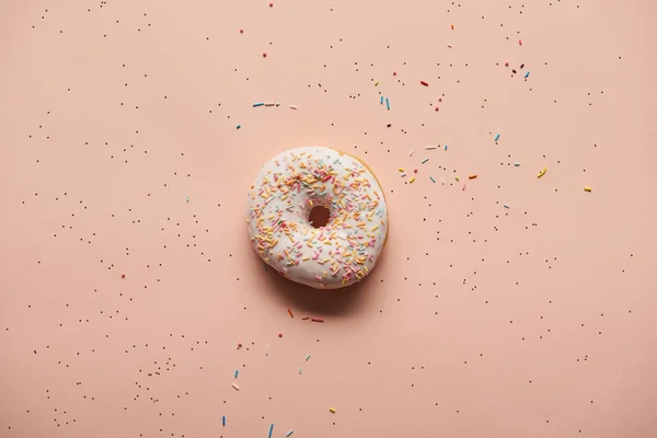 Vue du dessus du beignet glacé sucré sur fond rose — Photo de stock