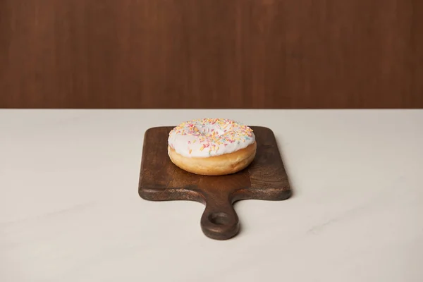 Köstliche glasierte Donut auf Holz Schneidebrett — Stockfoto