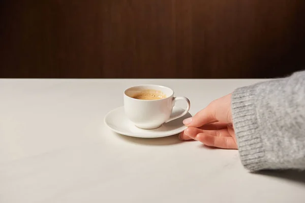 Vue recadrée de femme tenant tasse avec café chaud — Photo de stock