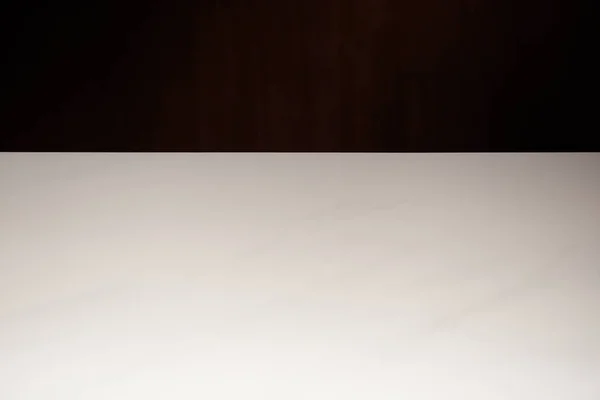 Пустой белый текстурированный стол, изолированный на черный — стоковое фото