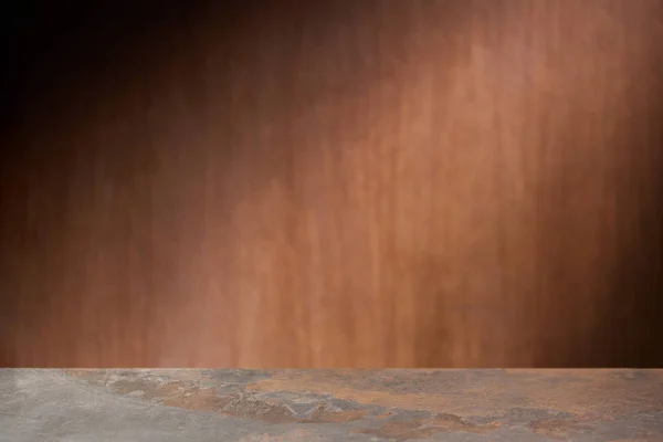 Селективный фокус текстурированного стола на фоне деревянной стены — стоковое фото