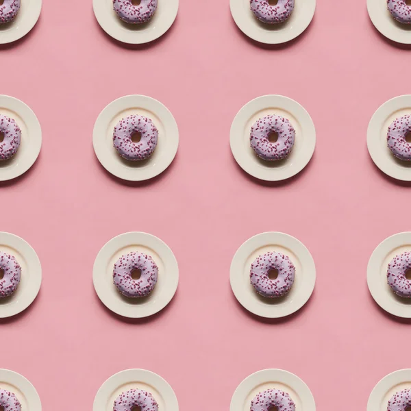 Draufsicht auf süße glasierte Donuts in Tellern isoliert auf rosa — Stockfoto
