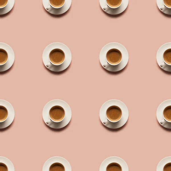 Vista superior del café aromático en tazas aisladas en rosa - foto de stock