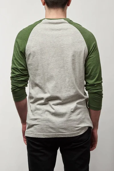 Vista posteriore dell'uomo in camicia da baseball manica raglan con spazio copia isolato su grigio — Foto stock