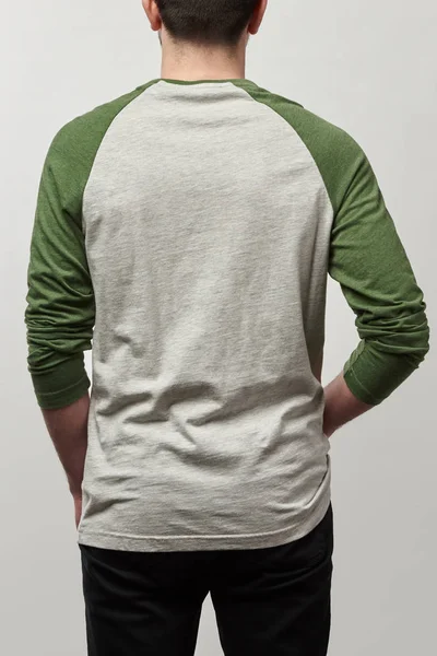 Visão traseira do homem em camisa de beisebol manga raglan com espaço de cópia isolado em cinza — Fotografia de Stock