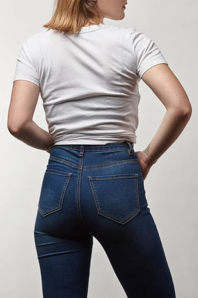 Vista posteriore di giovane donna in t-shirt bianca con spazio copia isolato su bianco — Foto stock