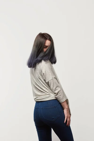 Giovane donna in manica lunga grigia con spazio copia isolato su bianco — Foto stock