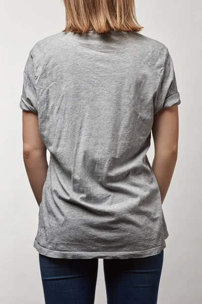 Vue arrière de la jeune femme en coton gris t-shirt avec espace de copie isolé sur blanc — Photo de stock