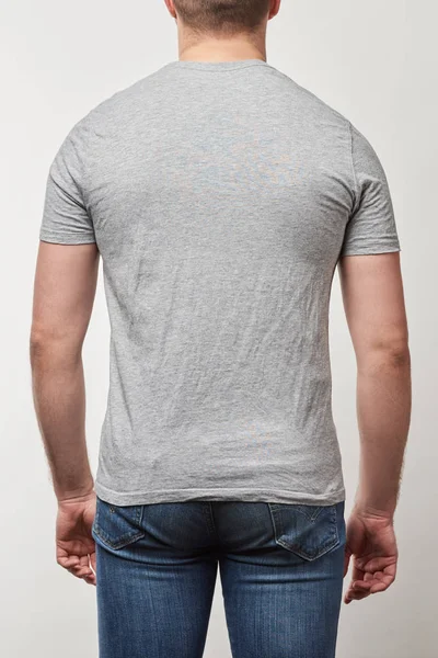 Vista parcial del hombre en camiseta con espacio de copia aislado en gris - foto de stock