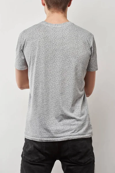 Vue arrière de l'homme en t-shirt avec espace de copie isolé sur gris — Photo de stock