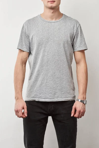 Vista parcial del hombre en camiseta con espacio de copia aislado en gris - foto de stock