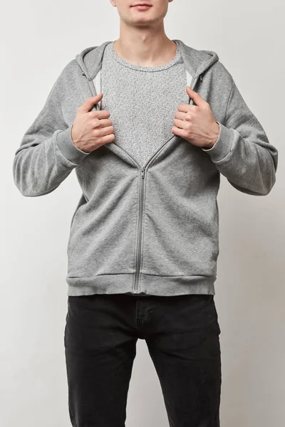 Vista recortada del hombre en sudadera con capucha gris casual con espacio de copia aislado en blanco - foto de stock