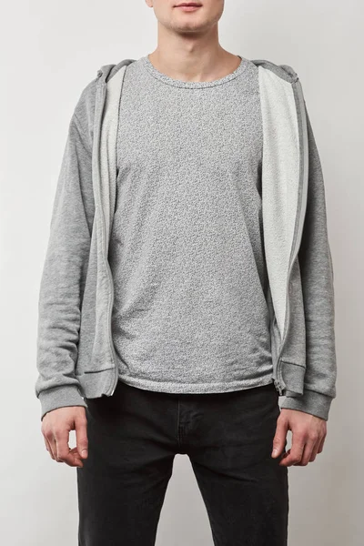 Vista recortada del hombre en sudadera con capucha gris con espacio de copia aislado en blanco - foto de stock