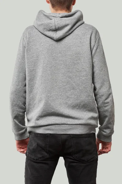 Vue arrière de l'homme en sweat à capuche gris avec espace de copie isolé sur blanc — Photo de stock