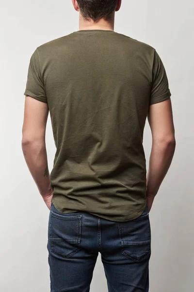 Rückansicht eines Mannes im khakifarbenen T-Shirt mit Kopierraum isoliert auf grau — Stockfoto