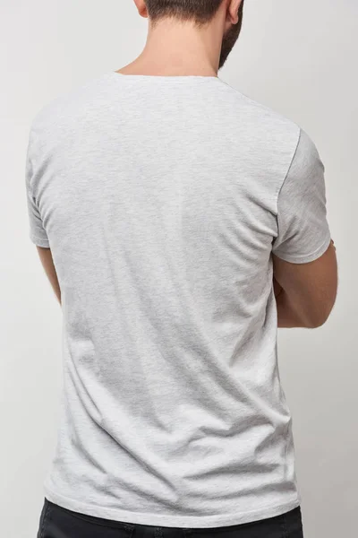 Rückansicht eines Mannes im einfachen weißen T-Shirt mit Kopierraum isoliert auf grau — Stockfoto