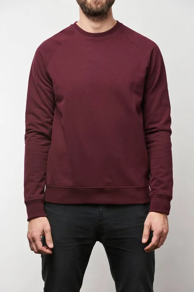 Vue partielle de l'homme en sweat-shirt bordeaux décontracté avec espace de copie isolé sur gris — Photo de stock