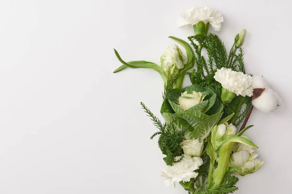 Vue rapprochée de beau bouquet de fleurs blanc tendre isolé sur gris — Photo de stock