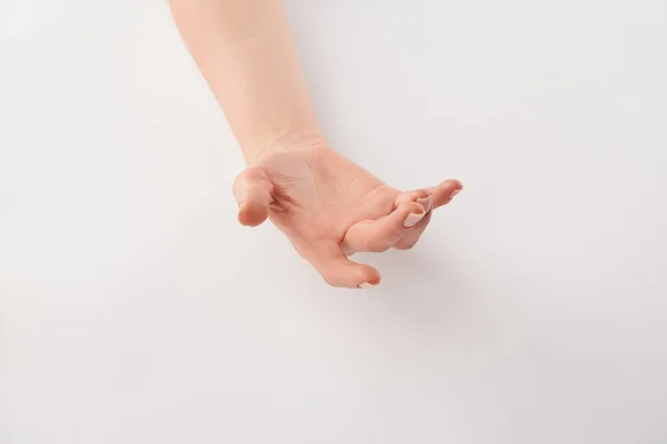 Vista parcial de la mano abierta femenina bien cuidada sobre fondo blanco - foto de stock