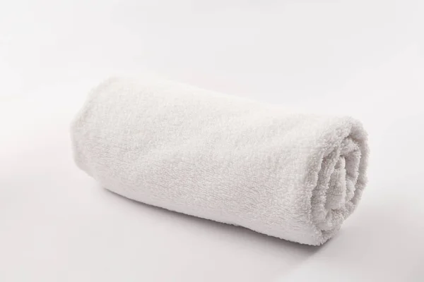 Terry morbido asciugamano laminato su sfondo bianco — Foto stock