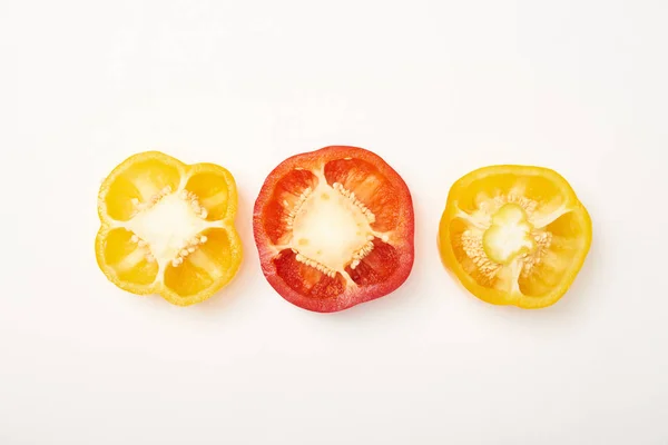 Estudio de corte de pimientos amarillos y rojos sobre fondo blanco - foto de stock