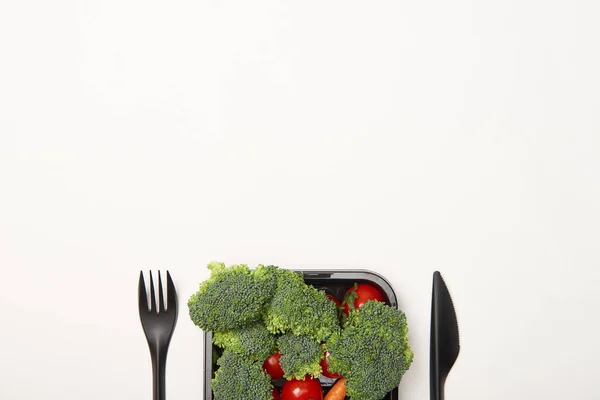Ansicht von Besteck und Gemüse in Schüssel isoliert auf weiß — Stockfoto