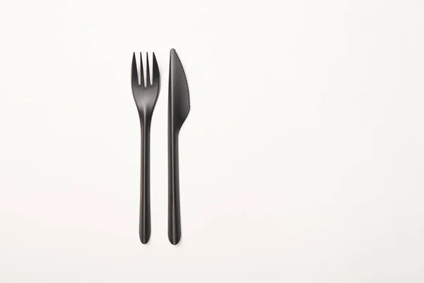 Vista superior de tenedor y cuchillo aislado en blanco - foto de stock