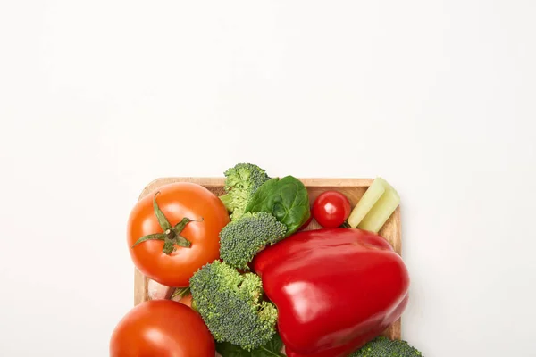Вид зверху на свіжі овочі в мисці на білому тлі — стокове фото