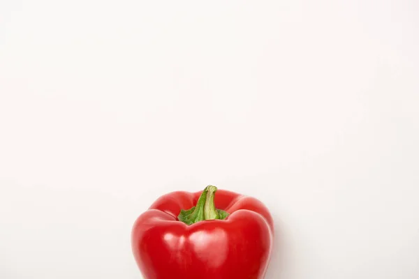 Estudio de tiro de pimiento rojo sobre fondo blanco - foto de stock