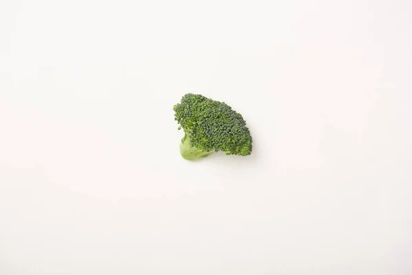 Estudio plano de brócoli verde sobre fondo blanco - foto de stock