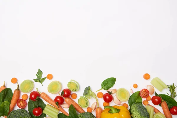 Верхний вид листьев шпината и овощей на белом фоне — стоковое фото