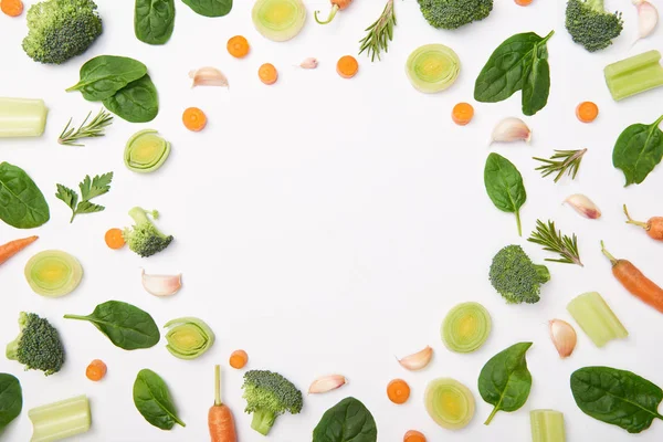 Posa piatta con verdure fresche tagliate su sfondo bianco — Foto stock