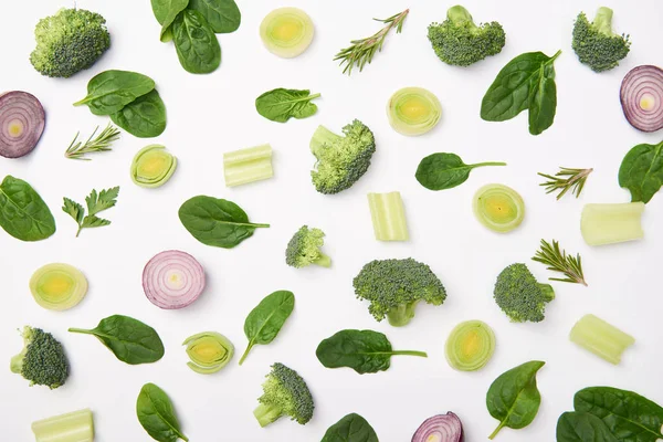 Acostado plano con verduras naturales cortadas sobre fondo blanco - foto de stock