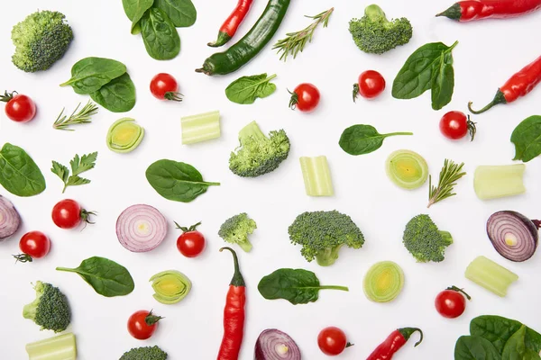 Acostado plano con verduras orgánicas sobre fondo blanco - foto de stock