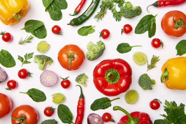 Flat lay com legumes orgânicos frescos sobre fundo branco — Fotografia de Stock