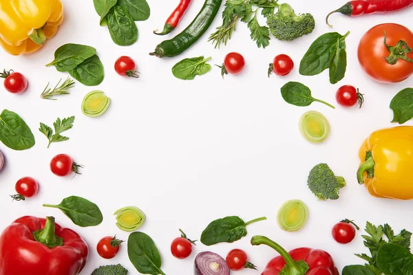 Coucher à plat avec des légumes biologiques sur fond blanc — Photo de stock