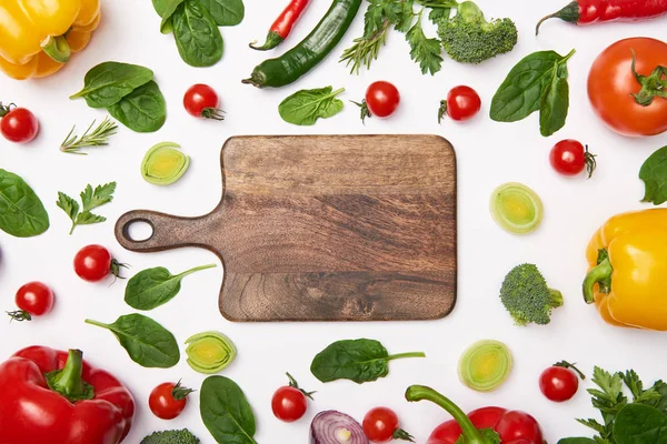 Flat lay com tábua de corte de madeira e legumes naturais sobre fundo branco — Fotografia de Stock