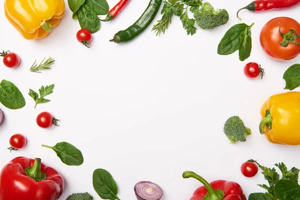 Flat lay com vegetais orgânicos sobre fundo branco — Fotografia de Stock