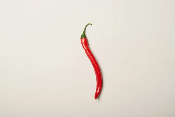 Vue du dessus du piment rouge isolé sur gris — Photo de stock